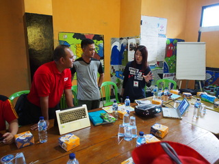 インドネシア赤十字社との意見交換に臨む重森職員（右）