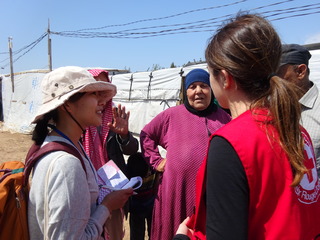 レバノン赤十字社スタッフからキャンプの状況や支援活動について聞き取りを行う李要員