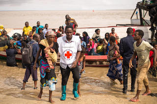 8. Volunteer supporting bneficiaries who evacuated by sea(C)IFRC_RCRC Climate Centre.jpg