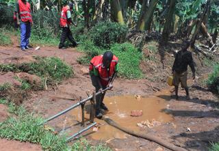 水道管の不具合をなおすルワンダ赤のボランティア