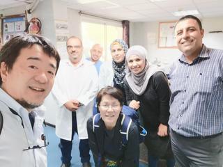 アルアマル病院スタッフと渡瀨医師（左端）、池田看護師（前列中央）