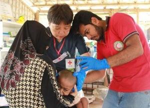 日赤看護師がバングラデシュ赤看護師による診療を支援