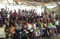 「コレラを撲滅しよう！」と手をあげる住民たち