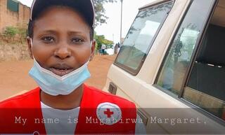 ルワンダ赤十字社の新型コロナ感染予防について啓発活動する様子