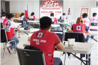 フィリピン赤十字社の電話相談の様子