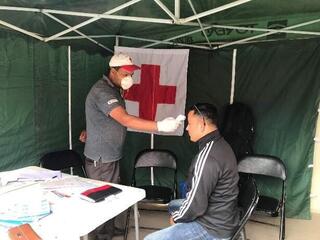 ネパール赤十字社の設置したヘルプデスクで検温する様子