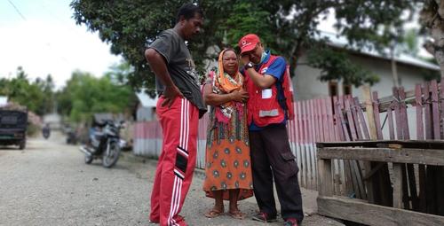 家族の安否も分からない中で救援活動にあたっていたインドネシア赤のボランティア。無事に家族と再会し涙する