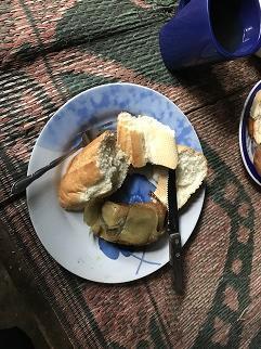 「トゥル」とパンの朝食