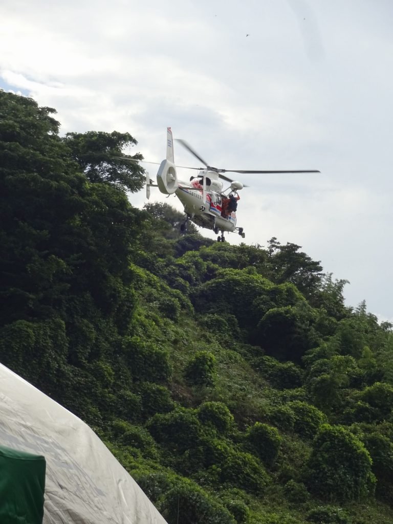 ヘリコプターによる吊り下げ救助.jpg